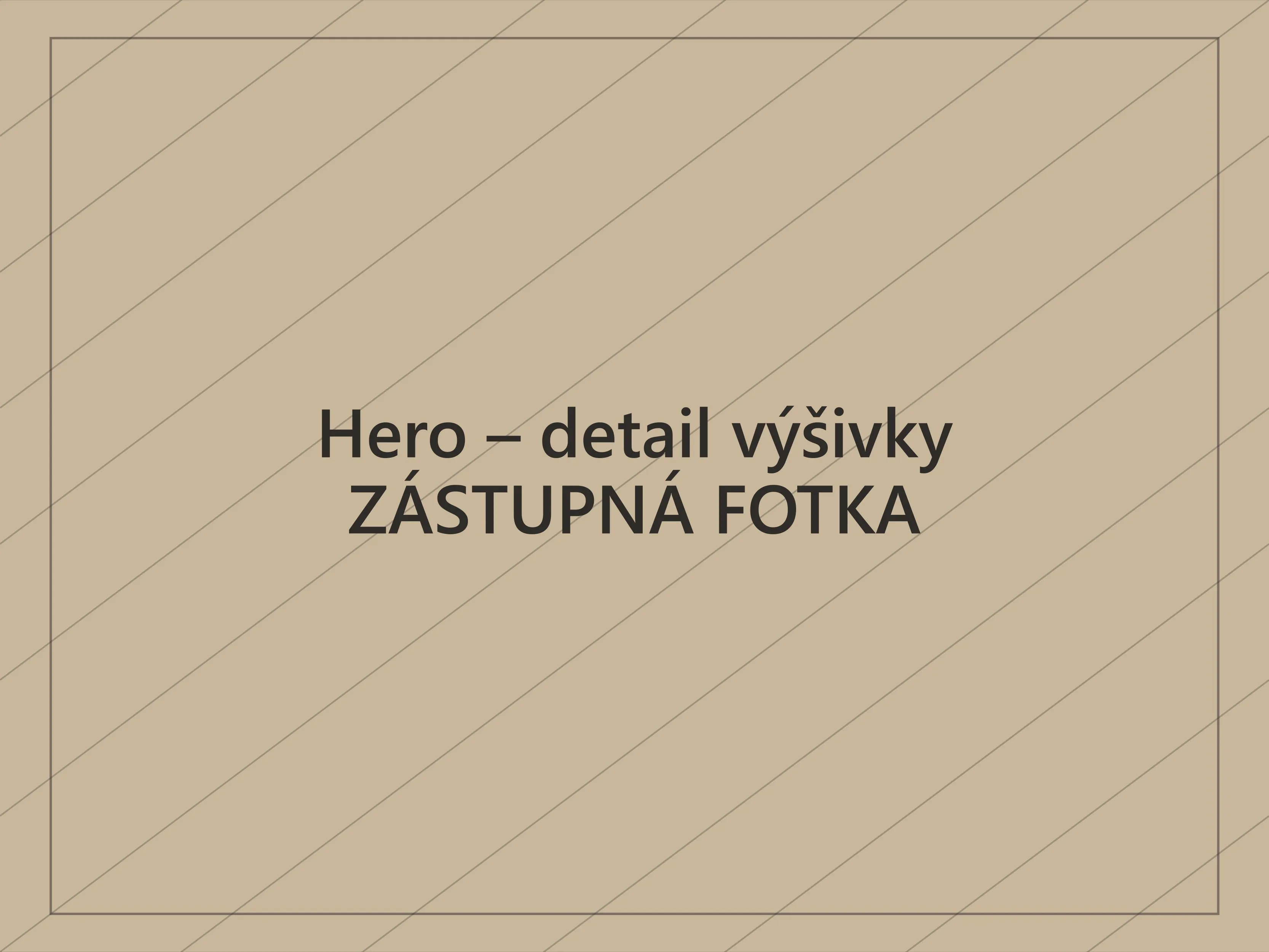 Detail strojovo vyšitého loga na tmavej látke, viditeľné jednotlivé stehy