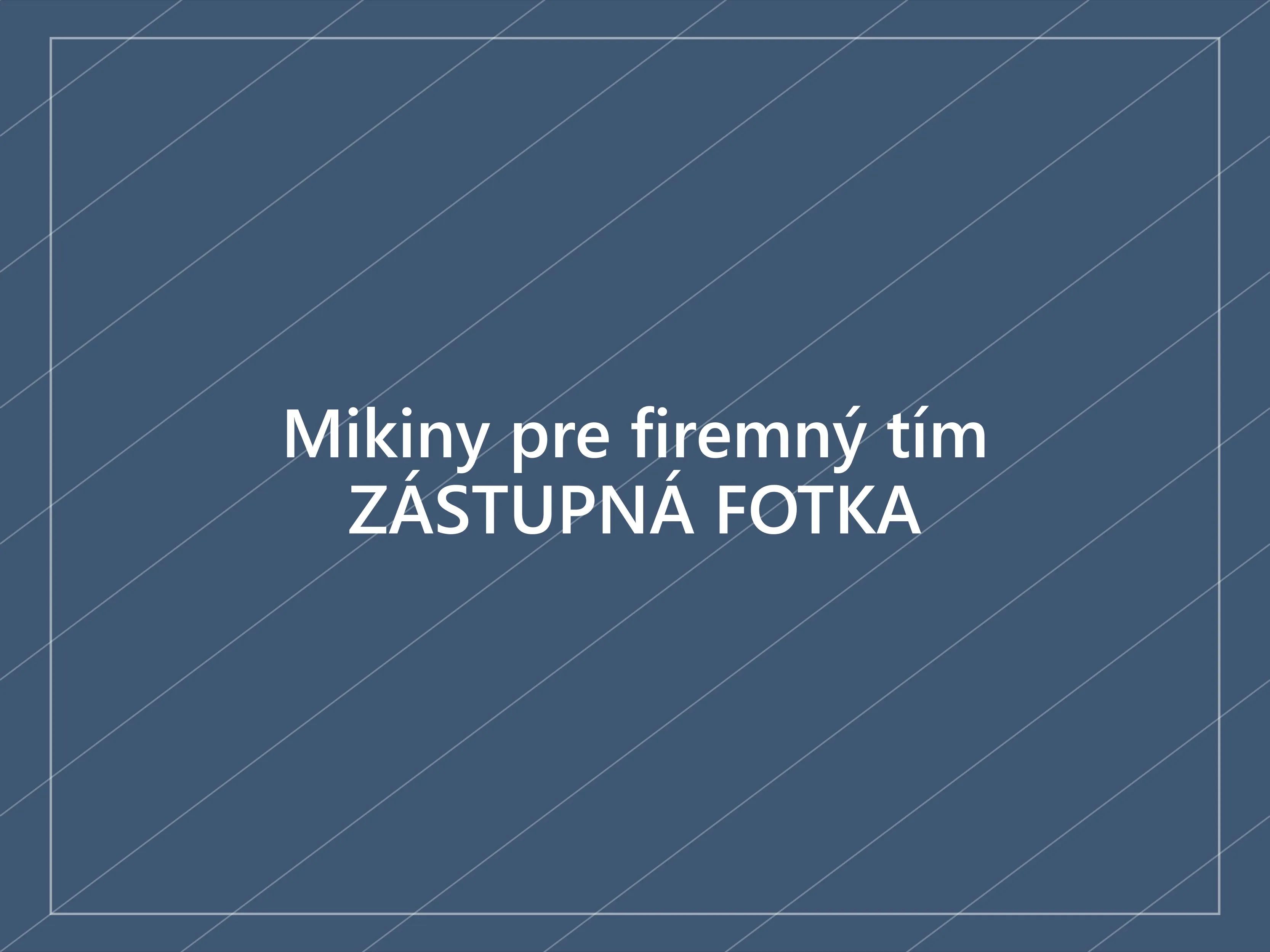 Sivá mikina s kapucňou a vyšitým firemným logom na ľavej strane hrude