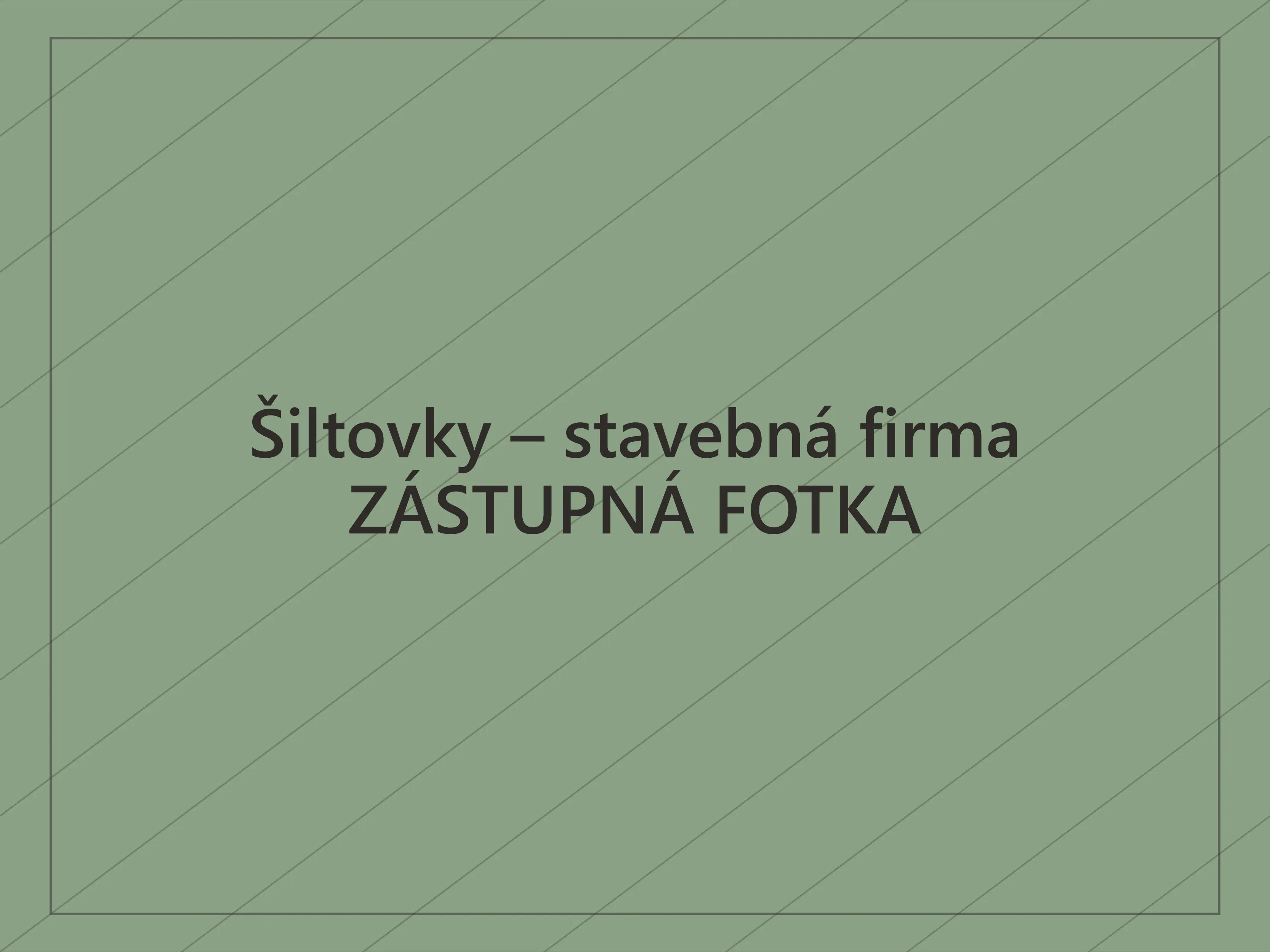 Rad tmavých šiltoviek s vyšitým logom stavebnej firmy na čelnom paneli