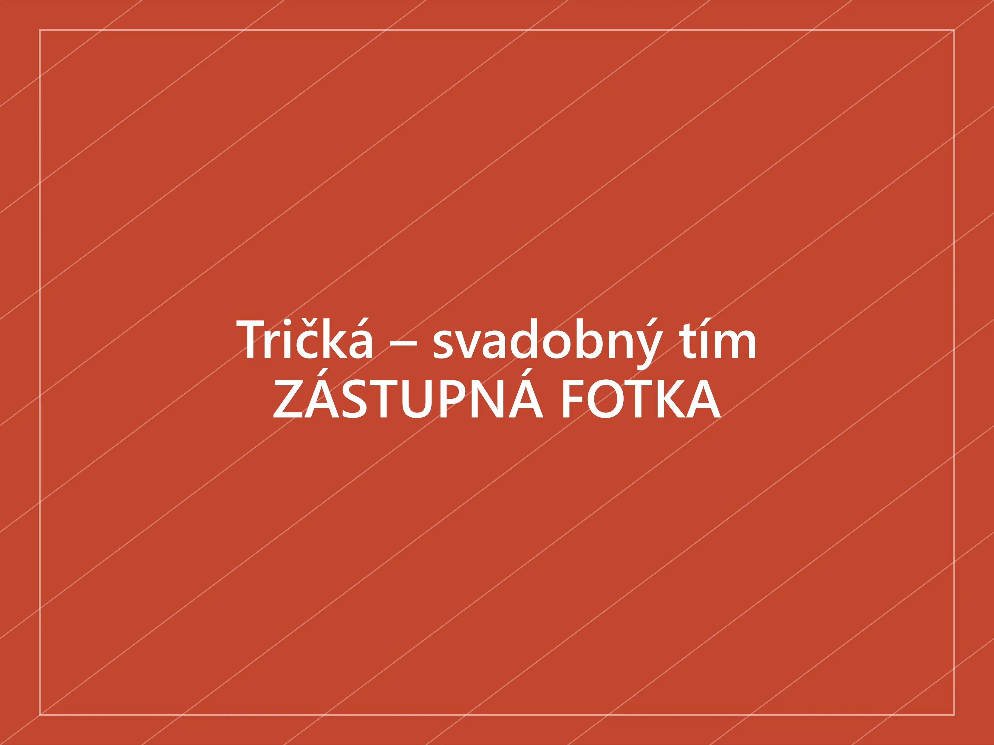 Biele tričko s vyšitým menom a dátumom svadby